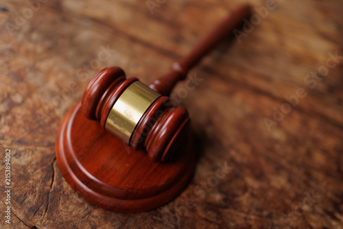 Foto Gavel representing law, justice, and authority, resting on a rustic wooden table