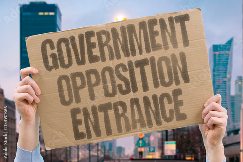 Quadro su tela "Government Opposition Entrance" Government and opposition MPs gather at the same parliament entrance, fighting over who controls the narrative