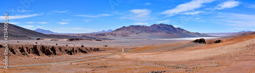 Foto Panoramic view of Salar de Tara - Salar de Aguas Calientes, located in Los Flamencos National Reserve