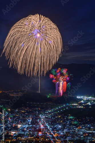 嬉野市の夜空を彩る2尺玉と市街地の夜景