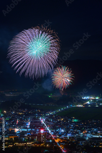 嬉野温泉の夜空に咲く夏まつり花火大会の大輪の花火