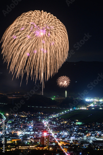 嬉野市の夜空を彩る2尺玉と市街地の夜景