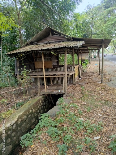Fotografía Rustic old wooden roadside stall built over a canal in Southeast Asia