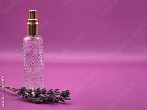Cuadro en lienzo Transparent decorative perfume spray bottle with gold atomizer and dried lavende