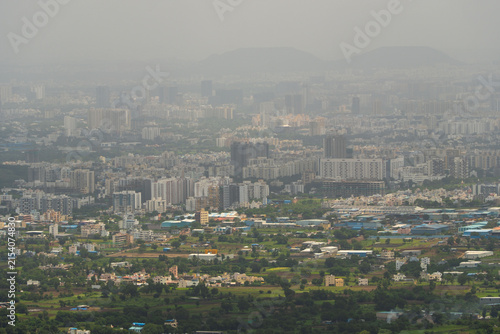 Foto Pune city panorama with industrial growth, concrete expansion, and green landsca