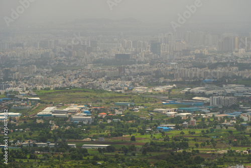 Foto Pune city panorama with industrial growth, concrete expansion, and green landsca
