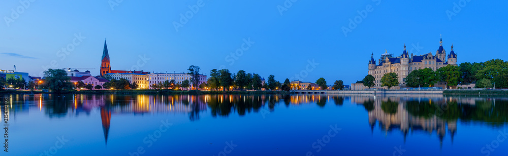 Fototapeta premium Evening panorama of the Schwerin Castle and town skyline