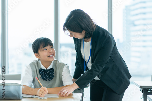 Konstfotografi 塾で学習する中学生と寄り添う講師。撮影協力：学校法人電波学園　東京電子専門学校