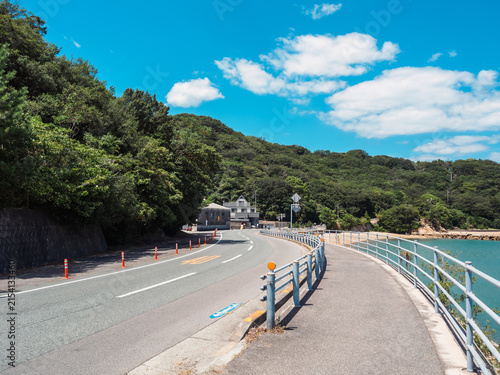 海沿いの歩道と車道が続く風景　香川県の直島　ネガフィルム風