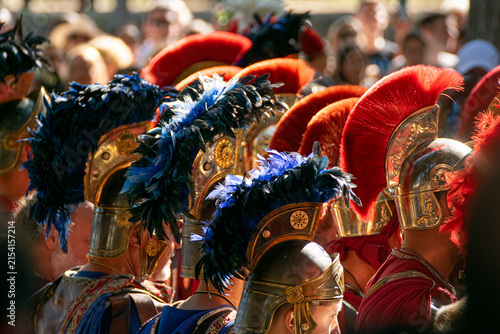 Fotografía Roman legionary helmets with blue and red crests The Concept of military discipl