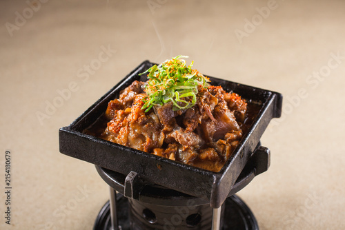 牛すじ肉の鉄板煮込み
