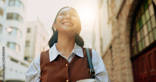 Foto Business, woman and smile with walk in city for commute, job optimism and journey to interview