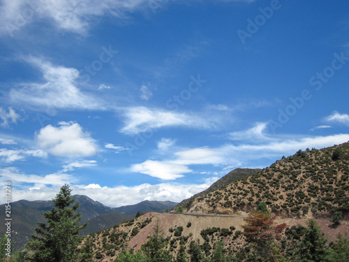 Foto Beautiful mountain landscape under a clear blue sky
