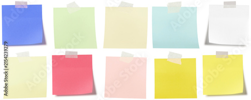 Foto a vibrant array of blank sticky notes in various colors, neatly arranged and taped, providing a clean and versatile background for creative projects