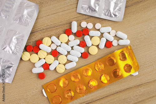 Foto Flat Lay of Scattered Medical Tablets with Empty Pill Blisters