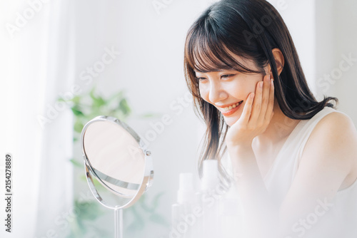 Konstfotografi スキンケアをする笑顔の女性
