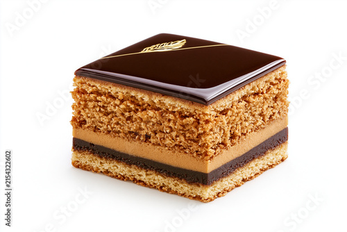 Part de gâteau Opéra sur fond blanc. Couches de génoise aux amandes, crème au beurre au café et ganache. Glaçage chocolat noir et feuille d'or raffinée