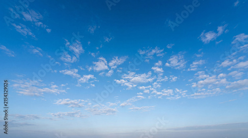 Cuadro en lienzo Vast clear blue sky with widely scattered small cumulus clouds, creating a clean, airy, and expansive atmosphere