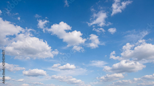 фотографія Vast and dynamic blue sky adorned with a beautiful mix of cumulus and cirrus clouds