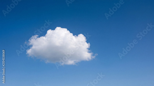 Foto A beautiful photograph of a single white fluffy cumulus cloud floating peacefully in a clear blue sky