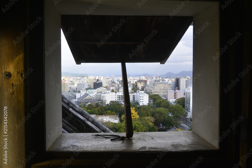 Fototapeta premium 日本高知県，高知城の広々とした城の窓からの眺め景色