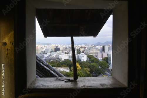 日本高知県，高知城の広々とした城の窓からの眺め景色