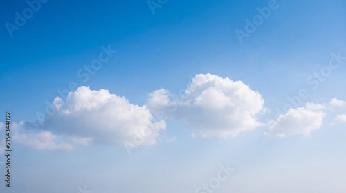 Foto Photograph of a bright, clear blue sky filled with beautiful, fluffy white cumulus clouds on a sunny day
