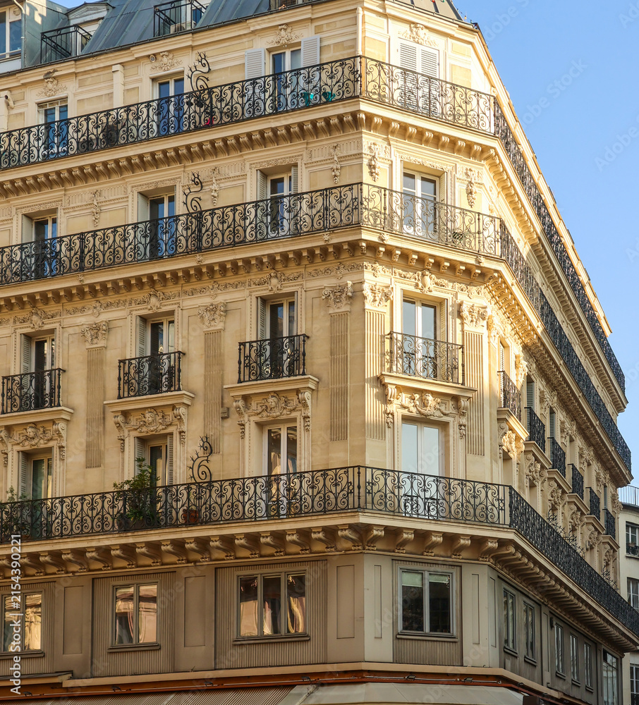 Fototapeta premium Parisian Haussmann building architecture showing ornate balconies and traditional stone facade in Paris, France