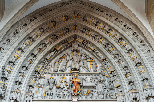Detailansicht des gotischen Spitzbogens des Westportals der Kirche St. Nikolaus in Frybourg, Schweiz