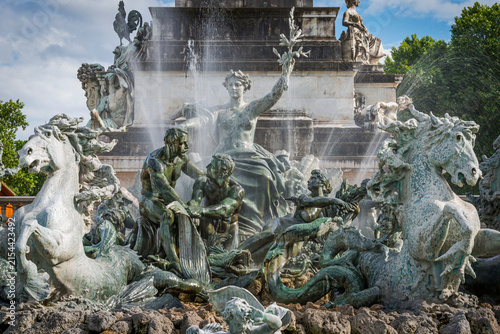 Der historische Brunnen Monument aux Girondins am Place des Quinconces, Bordeaux, Gironde, Frankreich