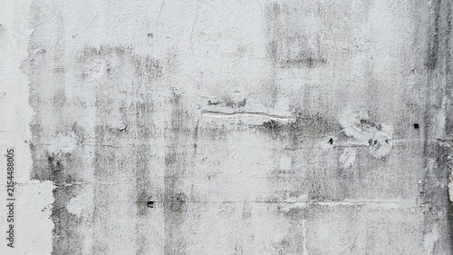 Foto ​Old dirty weathered white concrete wall background with black mold stains, cracks, and peeling paint texture for design concept