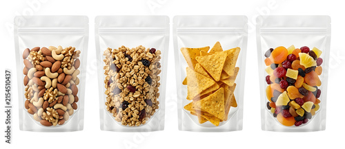 Fotografía Transparent food pouches filled with snacks and dried fruits.