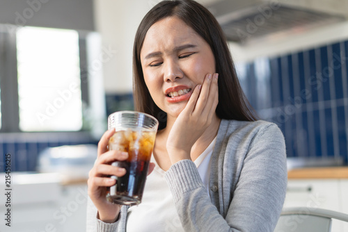 Canvastavla Close-up woman touching her cheek feeling sensitive teeth