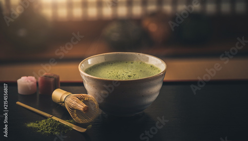 Plakat 抹茶と茶筅、和菓子を並べた日本の茶道イメージ