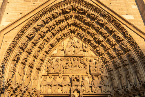 Quadro su tela Paris, France: One of the three tympana on the main entrance facade of Notre-Dam