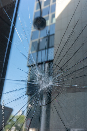Canvastavla Cracked glass in urban area shows damage to window on a sunny day