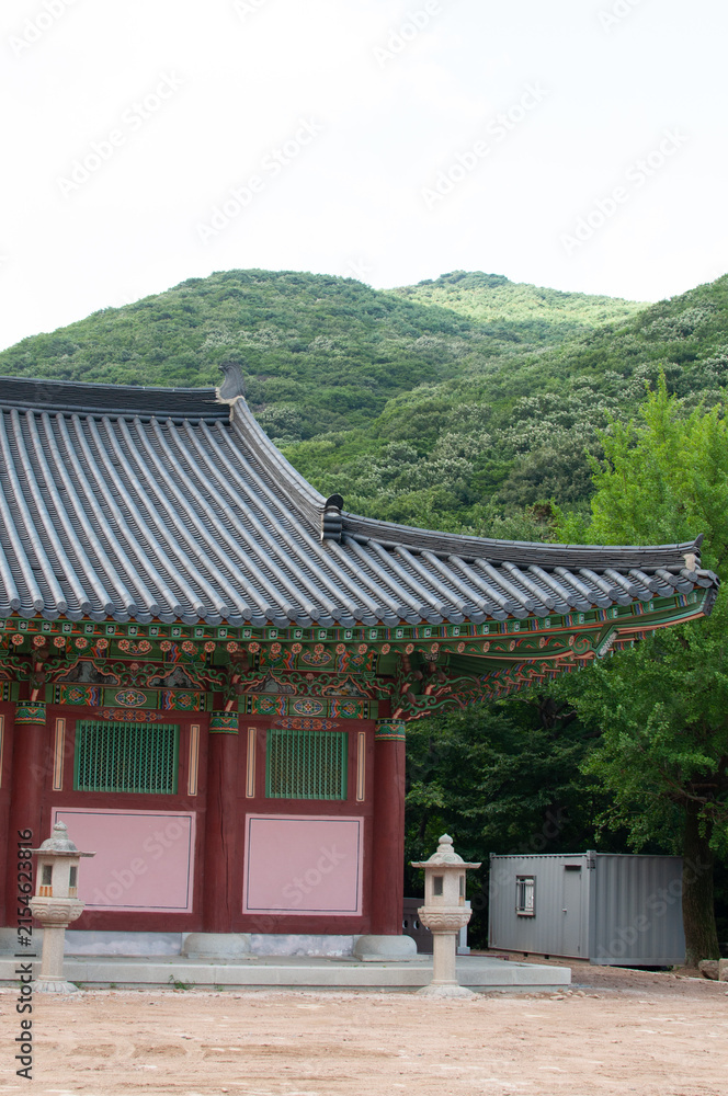 Obraz premium korean pavilion in the temple