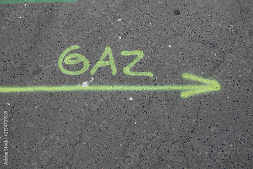 Repérage provisoire de passage de gaz en peinture fluo sur le trottoir