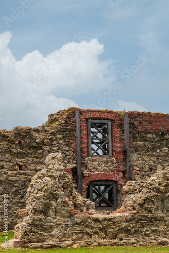 Obraz na plátne Ruined stone wall of troop barracks at Fort San Lorenzo
