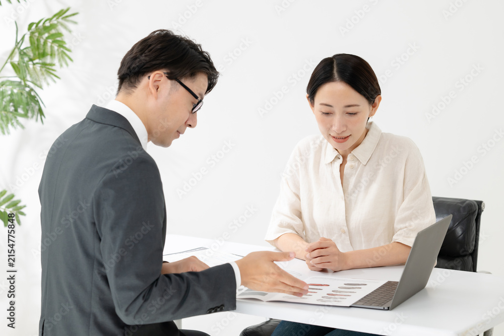 Naklejka premium 説明をする営業マン