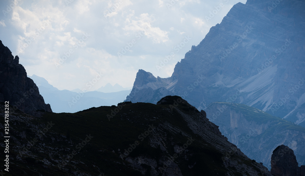 Fototapeta premium beautiful scenery of a mountain landscape under the sunlight