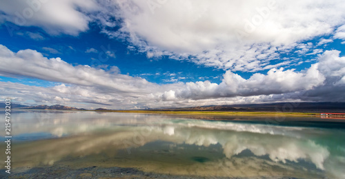 Quadro su tela Emerald Lake in Dachaidan: Turquoise Salt Flats Reflect Sky and Mountains