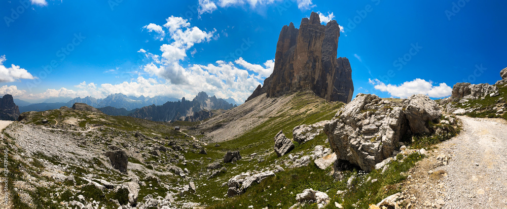 Naklejka premium beautiful scenery of a mountain landscape under the sunlight