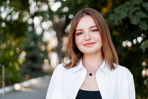 Fotografía Young woman smiling outdoors with natural light portrait