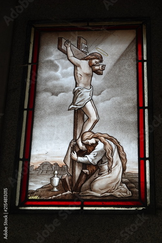 Foto Vitrail crucifixion de Jésus avec Marie-Madeleine qui lui embrasse les pieds dan