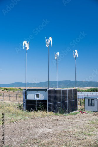 Foto a modular, off-grid container unit equipped with wall-mounted solar panels and f