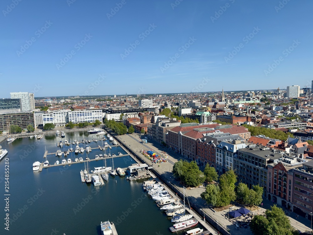 Obraz premium Scenic view of the historic water canal in the city center of Antwerp, Belgium