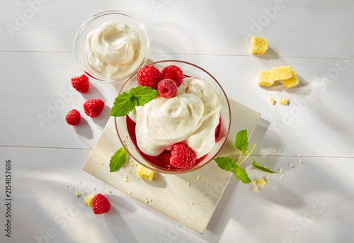 Konstfotografi Himbeerdessert mit Bisquitstückchen und Schmand, dazu frische Minze, dessert, es