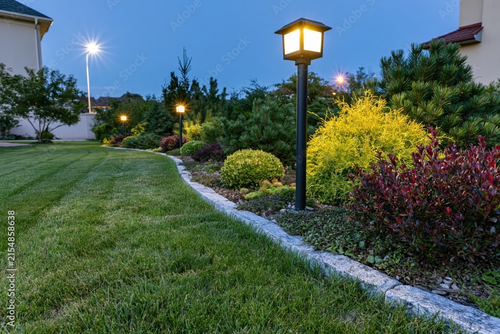Obraz premium The Outdoor Landscape Lighting Along the Garden Path at Dusk