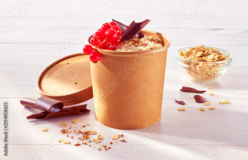 Müsli, Beeren, Vanilieshake, Sahnehaube, Caramelsauce, essen, gesund, frisch, vegetarier, köstlich